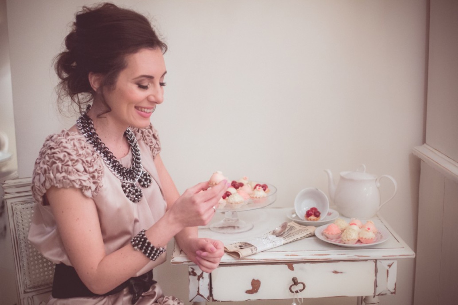 Ukrašeni kolači i roze rekviziti za proslavu bloga