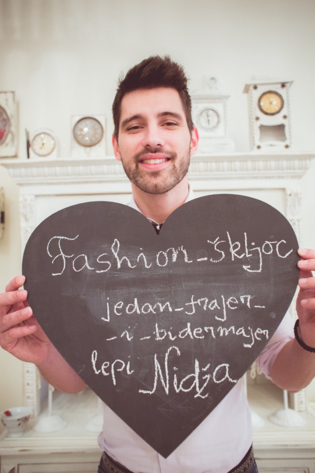 Leptir-mašna i dekorativni detalji u roze tonu