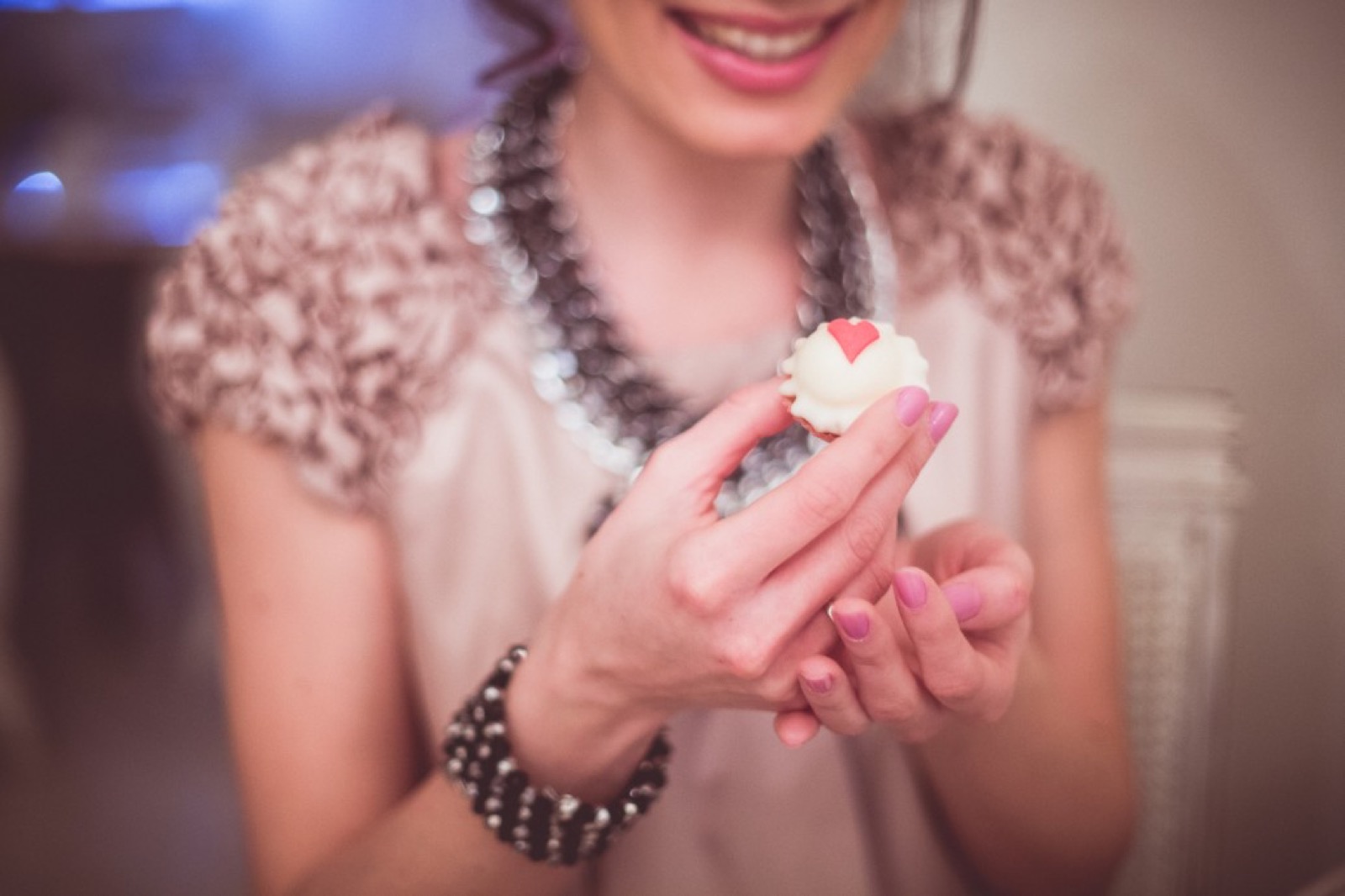 Pogled na detalje slavljeničkog stola sa vintage rekvizitima