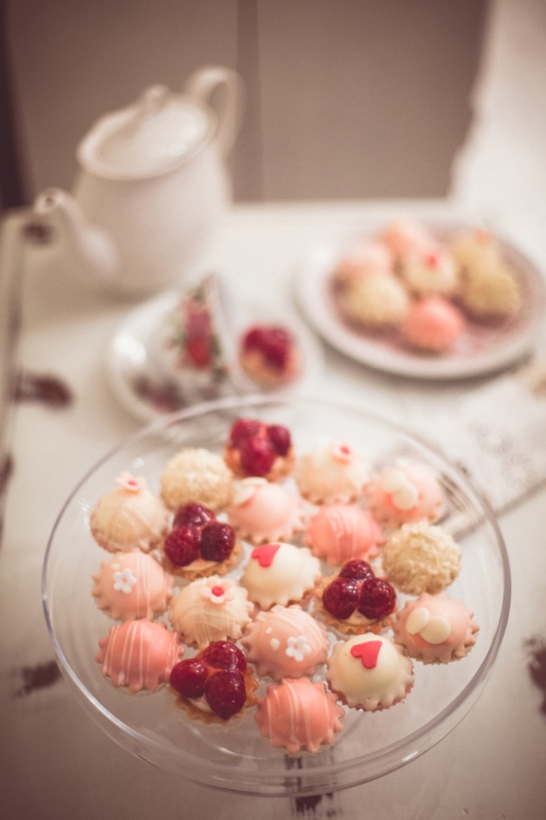 Cvetna dekoracija i porcelan u Shabby Chic kafiću