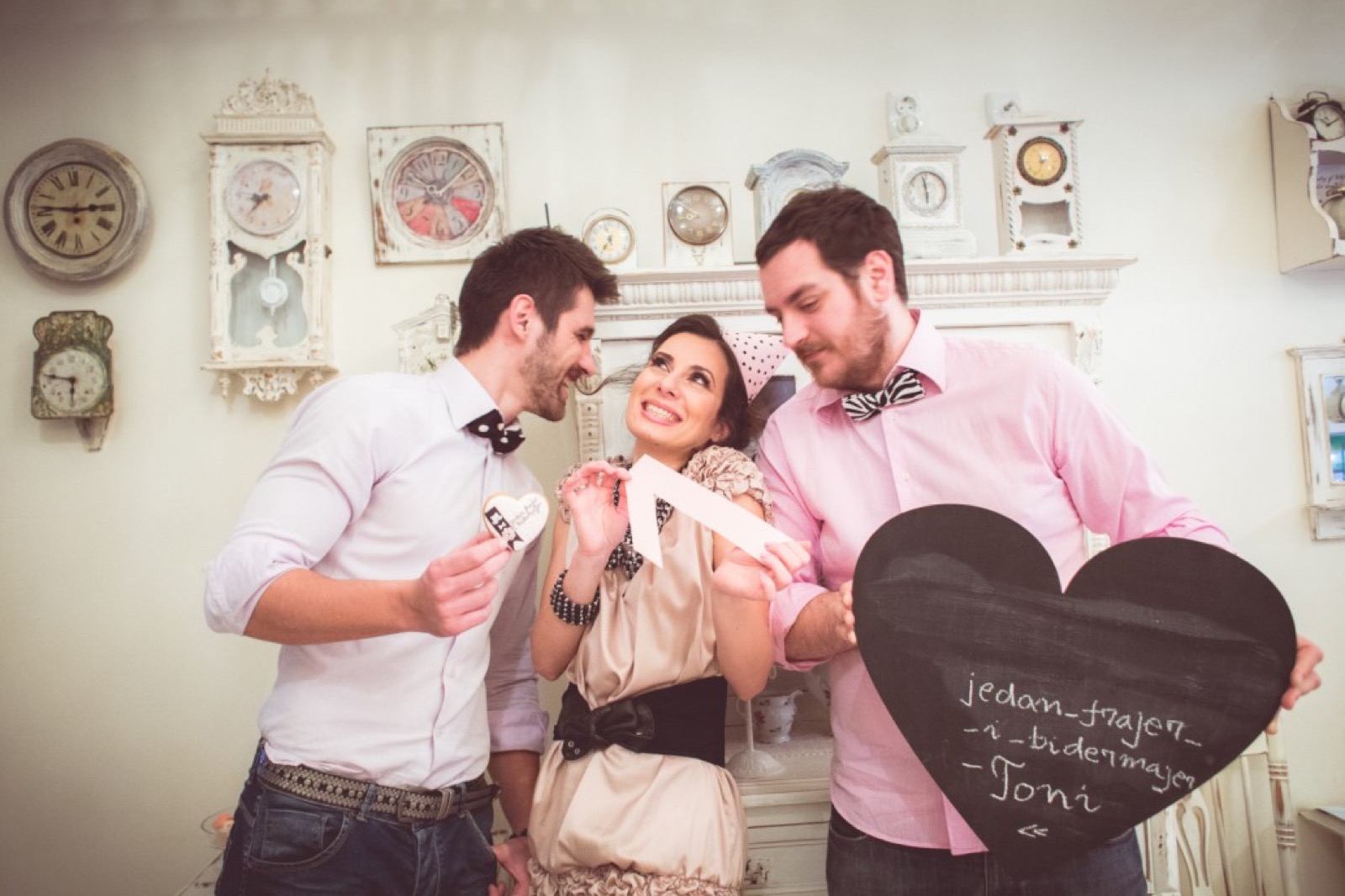 Vintage porcelan i čajnik na slavljeničkom stolu