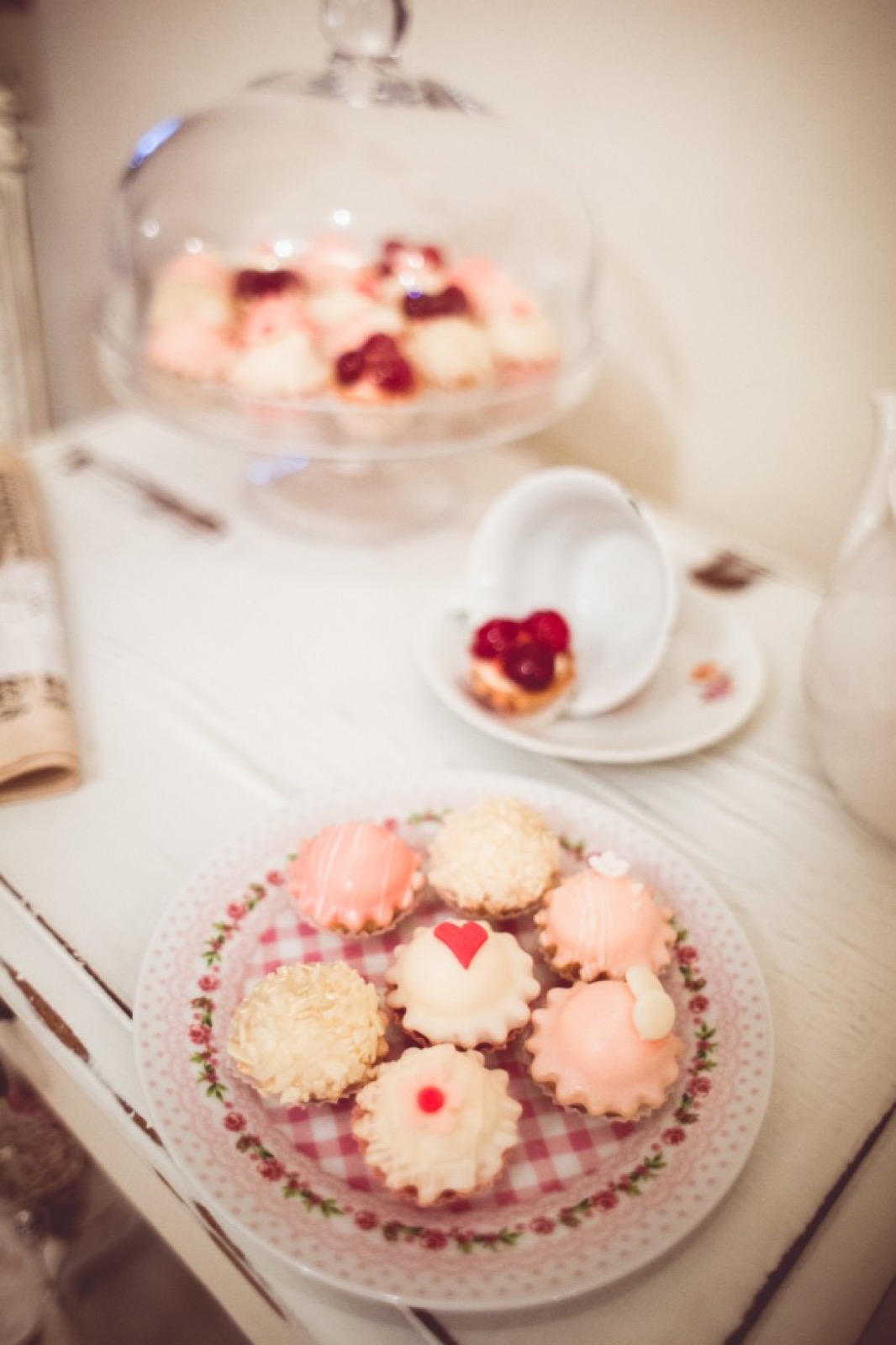 Roze torta i slatkiši na stolu za proslavu