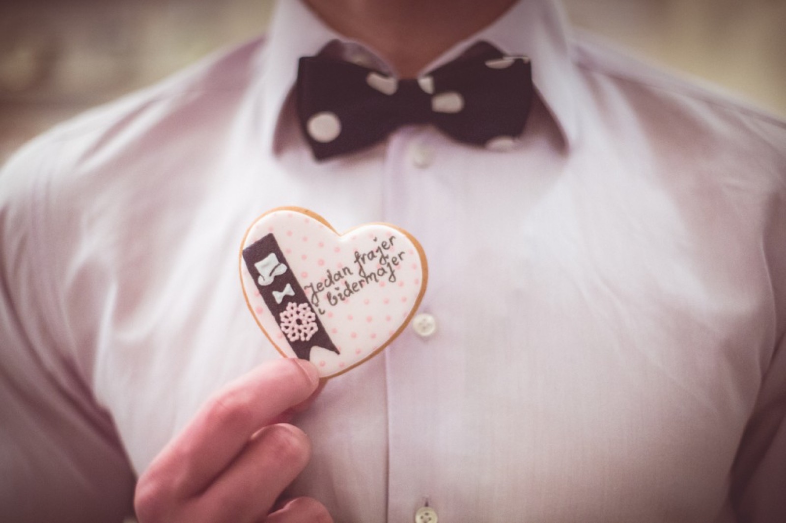 Detalj 3D torte sa leptir-mašnom i rozom dekoracijom