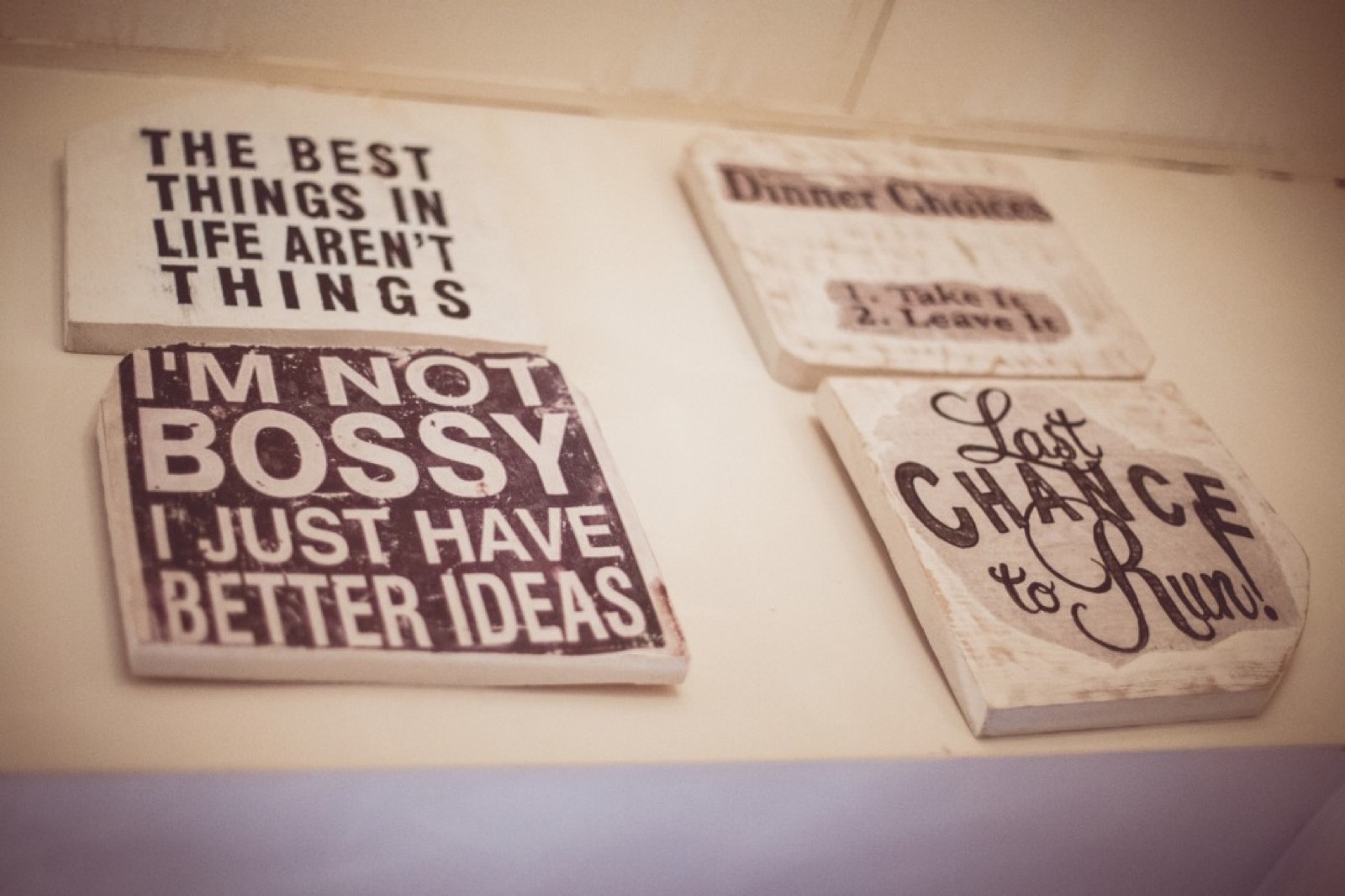 Sveće i vintage dekoracija na stolu u kafiću