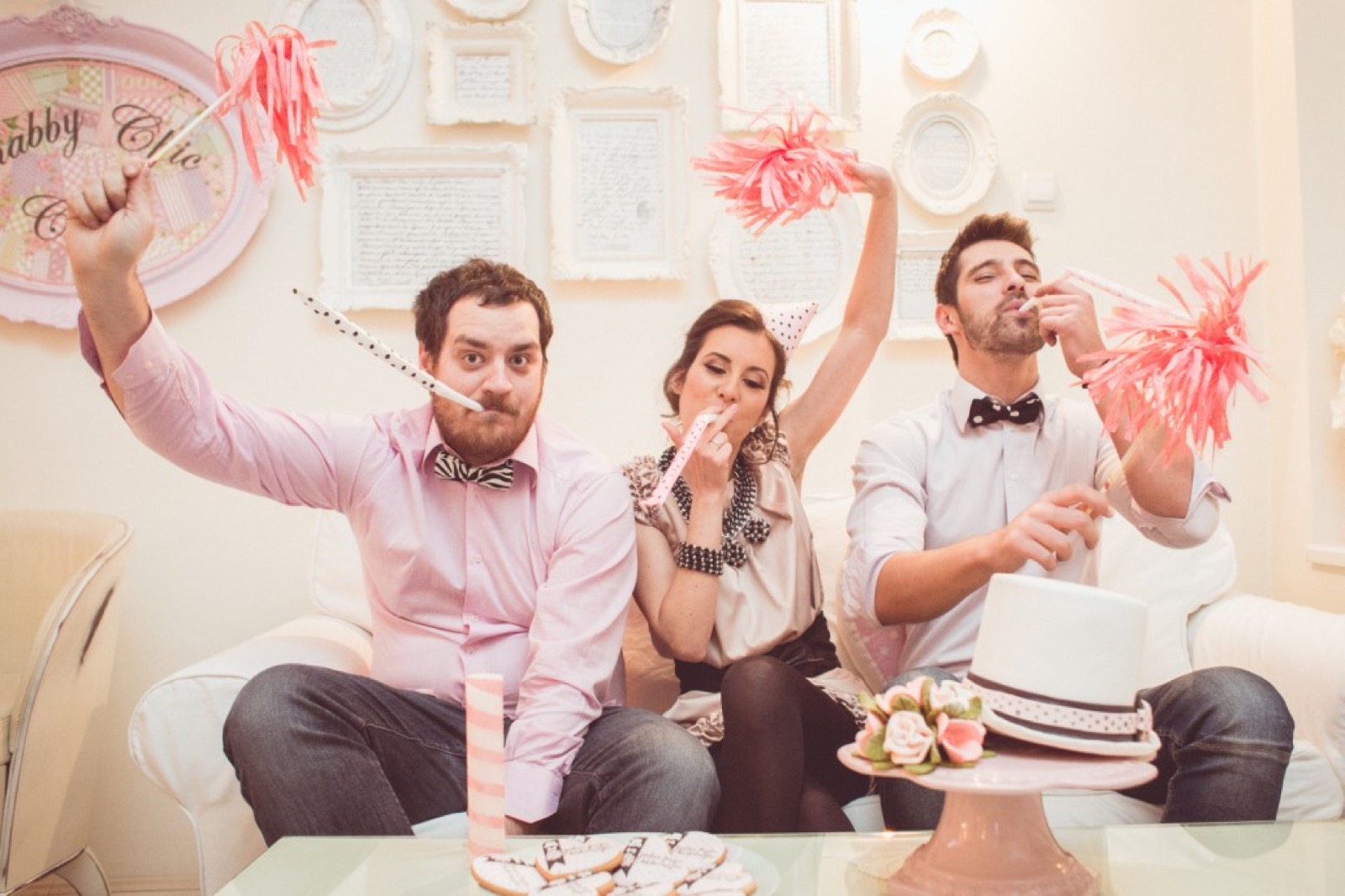 Detalj porcelanske šoljice i leptir-mašne