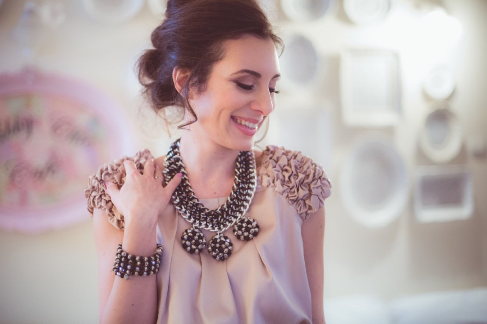 Roze i vintage detalji stola u Shabby Chic kafiću