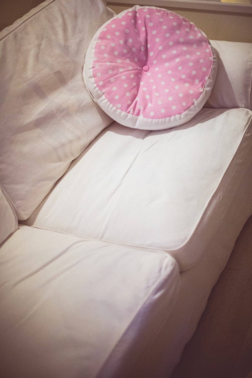 Portret autorke sa cvećem i roze rekvizitima