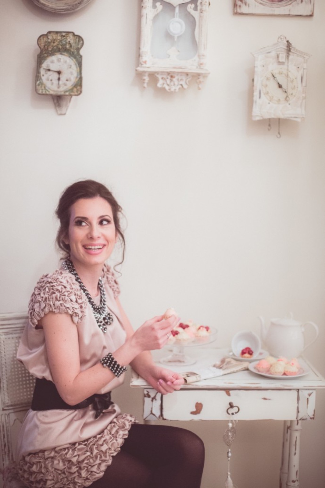 Detalj dekoracije — sveće i vintage porcelan