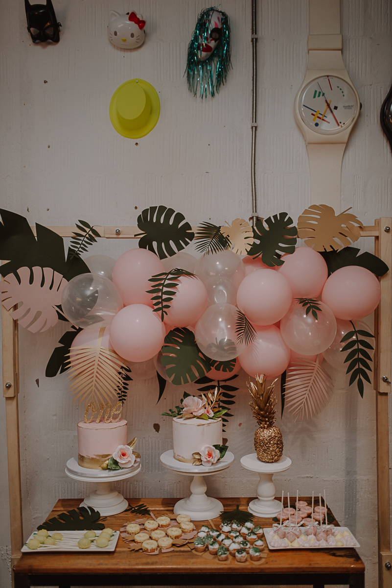 Beba u beloj haljini sa zlatnom krunicom