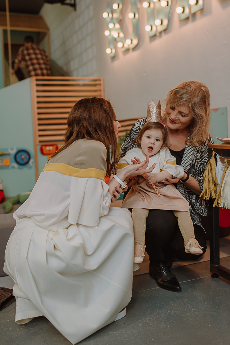 Beba u čipkastim čarapicama — portret