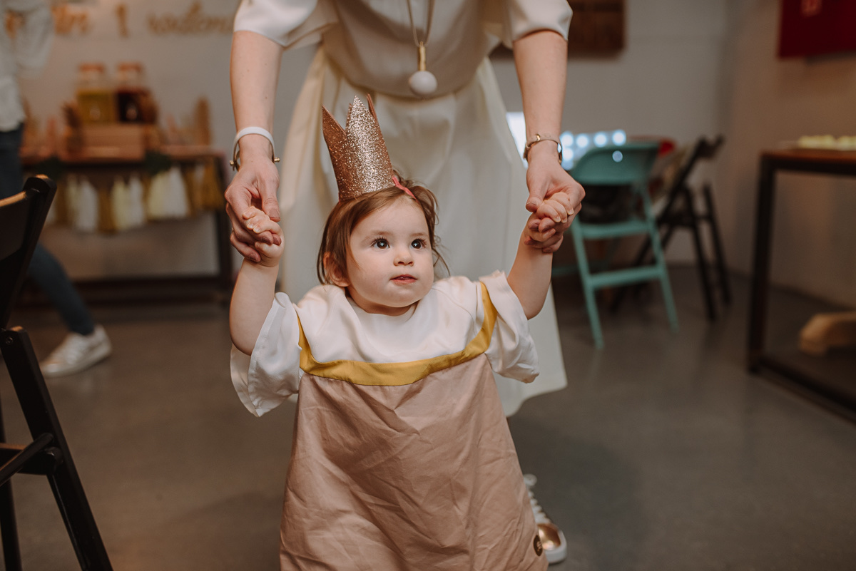 Porodica u igraonici — topla svetlost