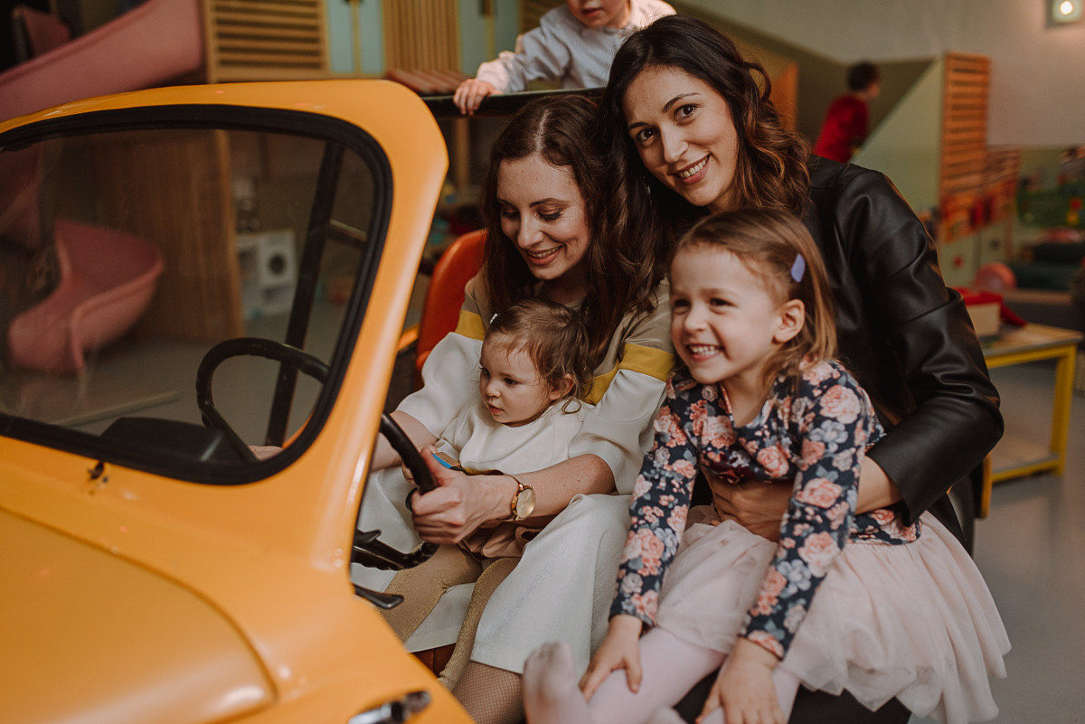 Porodični kadar — baloni u pozadini