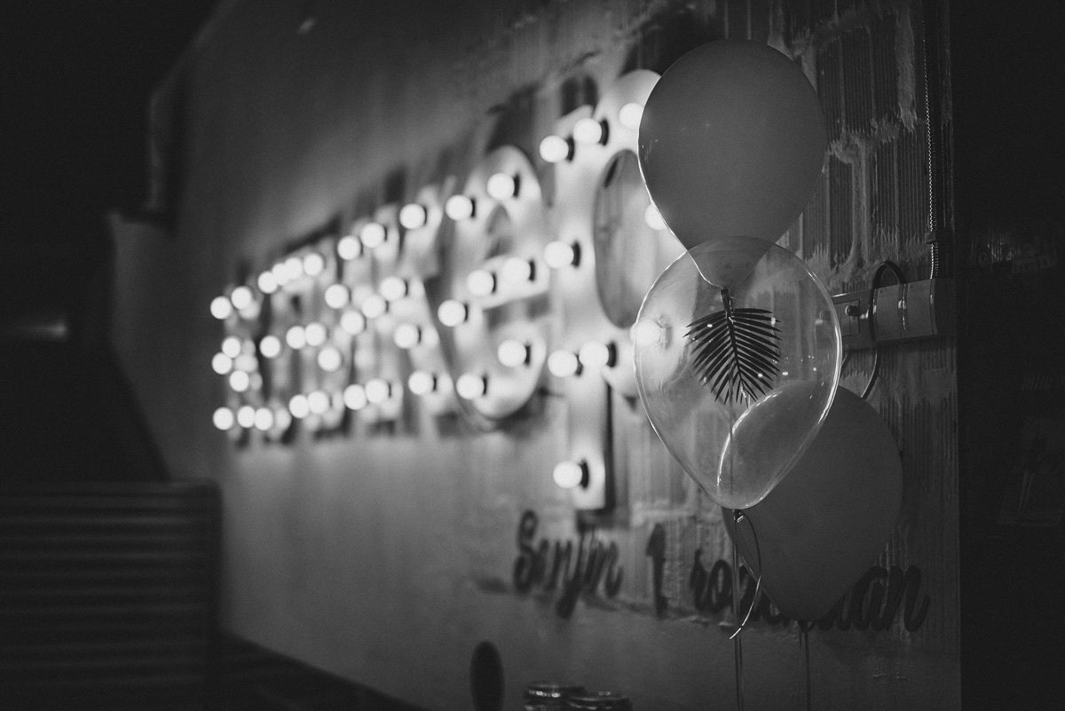 Dekoracija — pastelni baloni i zlatno lišće