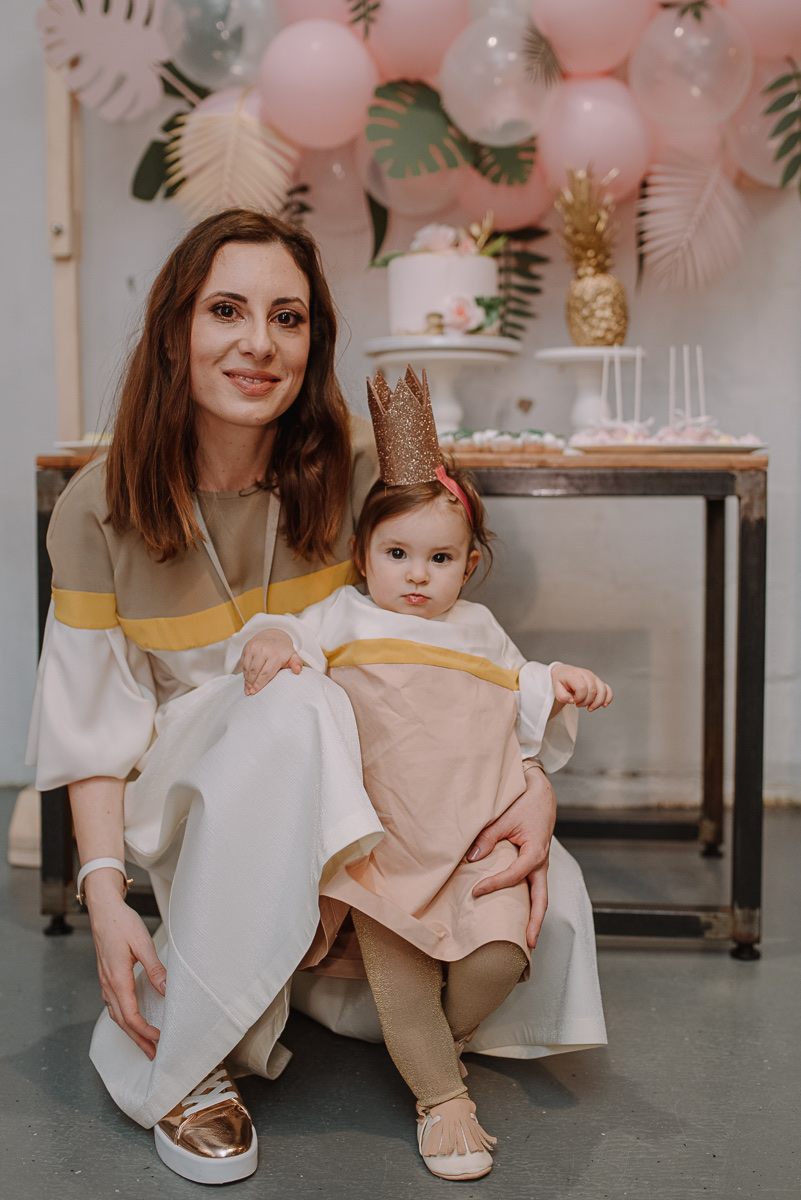 Tata drži bebu — osmeh