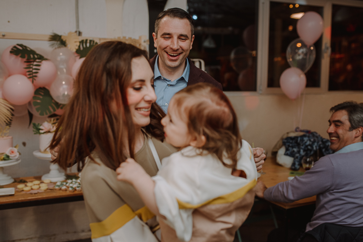 Igraonica Kliker — svetlosni natpis, baloni, tropska dekoracija