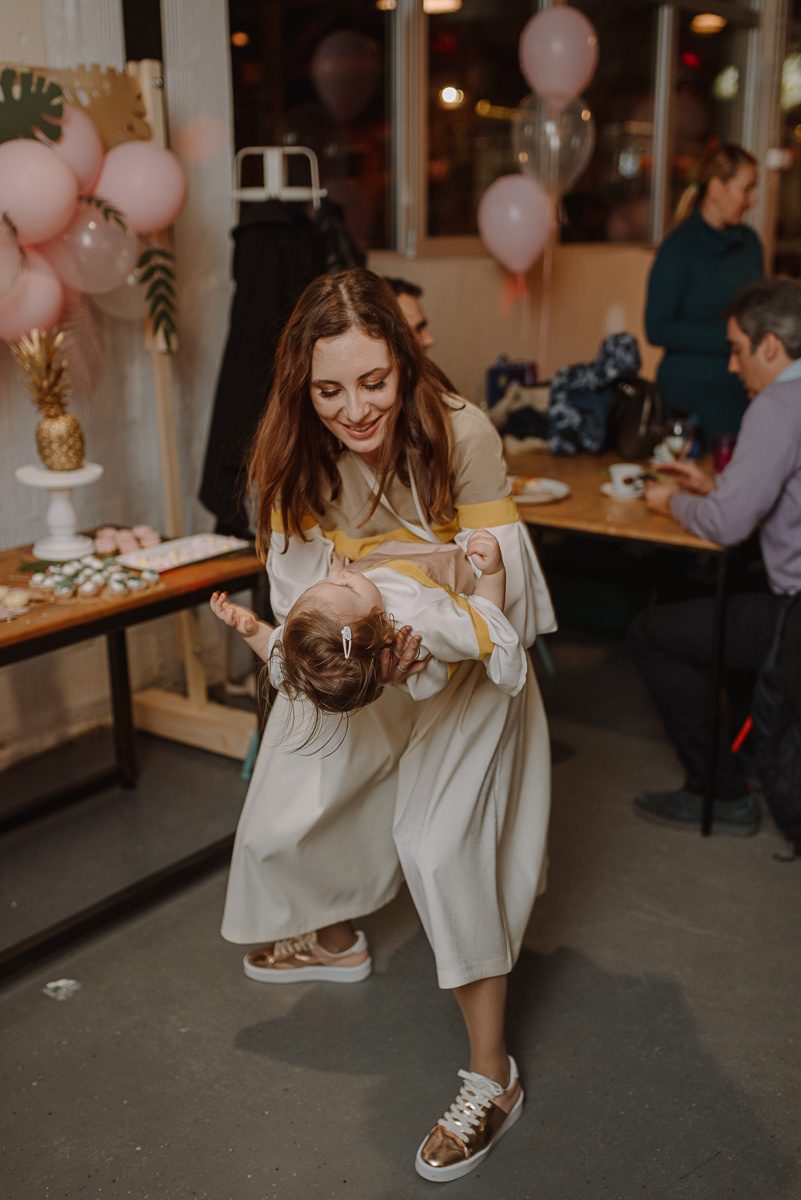 Beba u haljini sa monogramom — portret