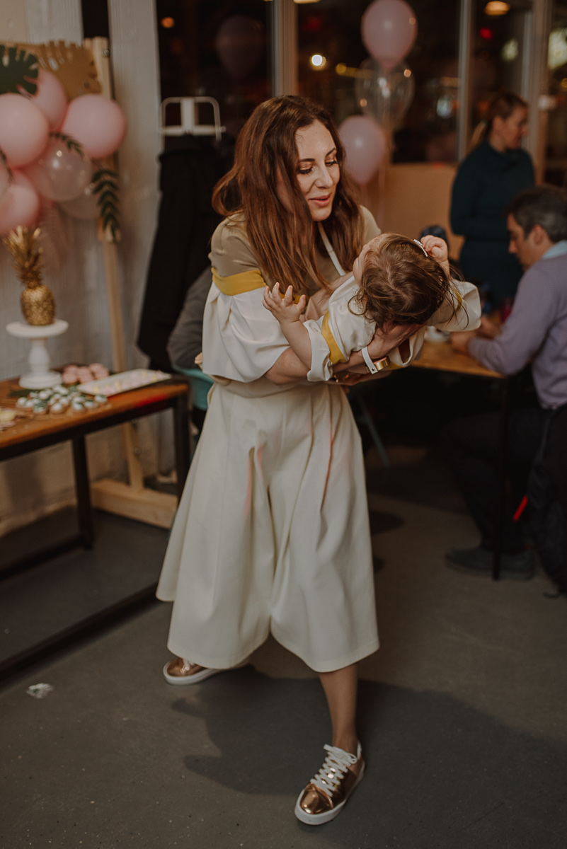 Mama i beba u igraonici