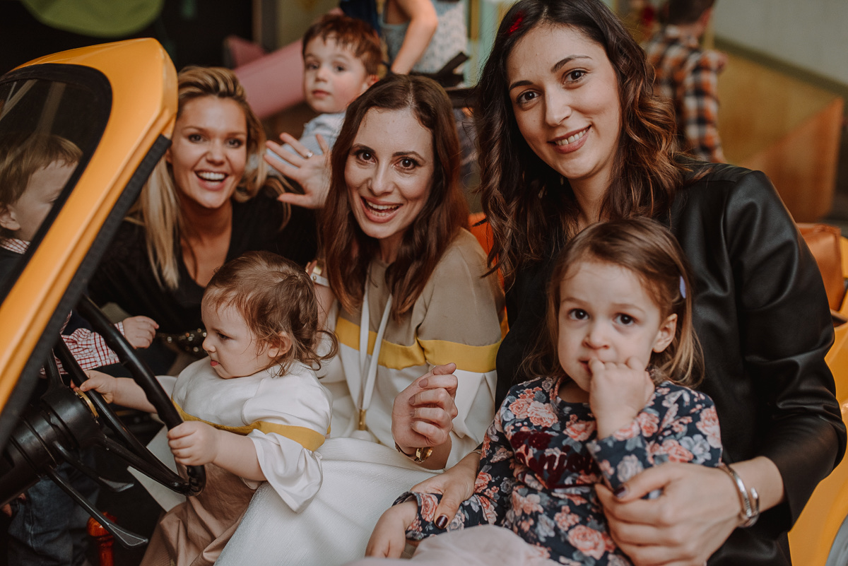 Tropska dekoracija — zlatno lišće i pastelni baloni