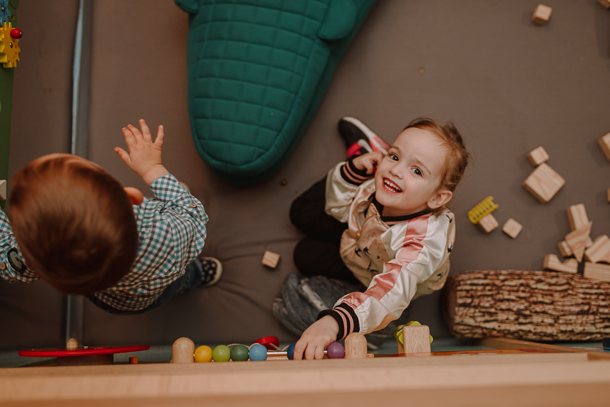 Baloni i zlatne palme — dekorativni ugao