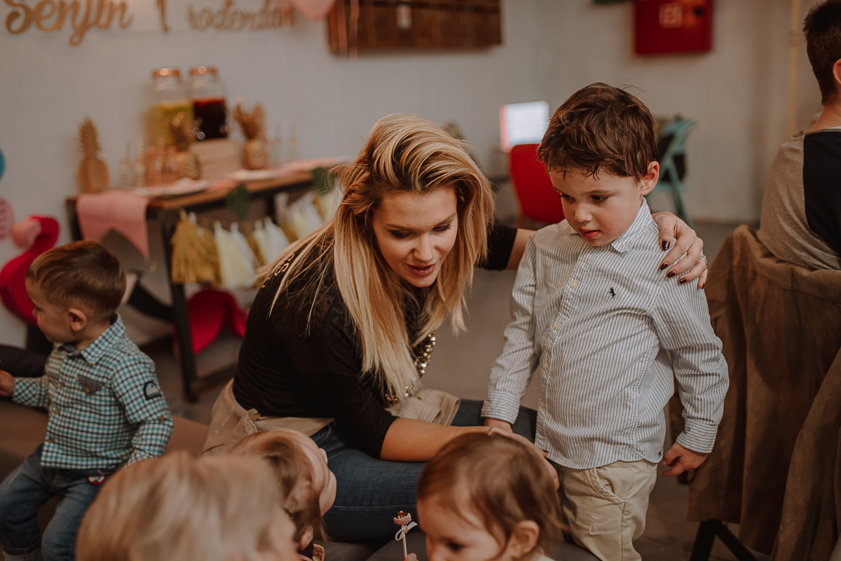 Dekoracija stola — zlatni ananasi
