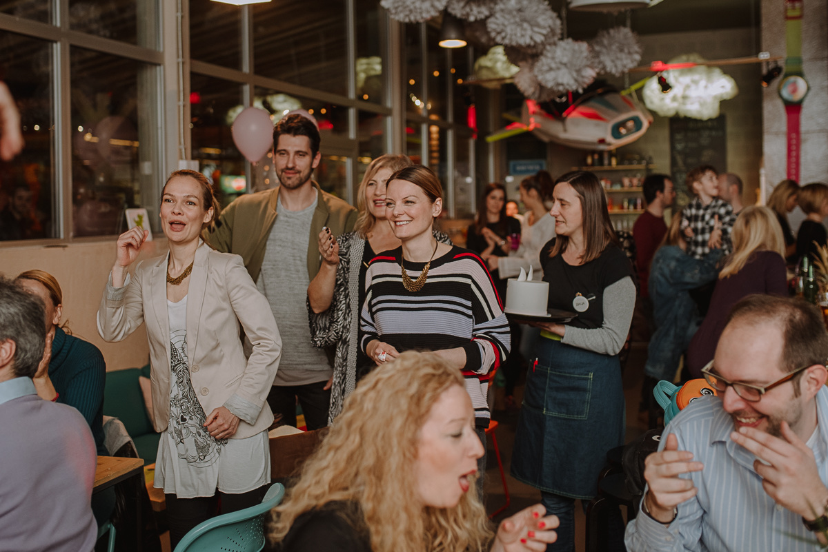 Sto sa pićem — zlatni ananasi, tegle sa limunadom, monstera lišće