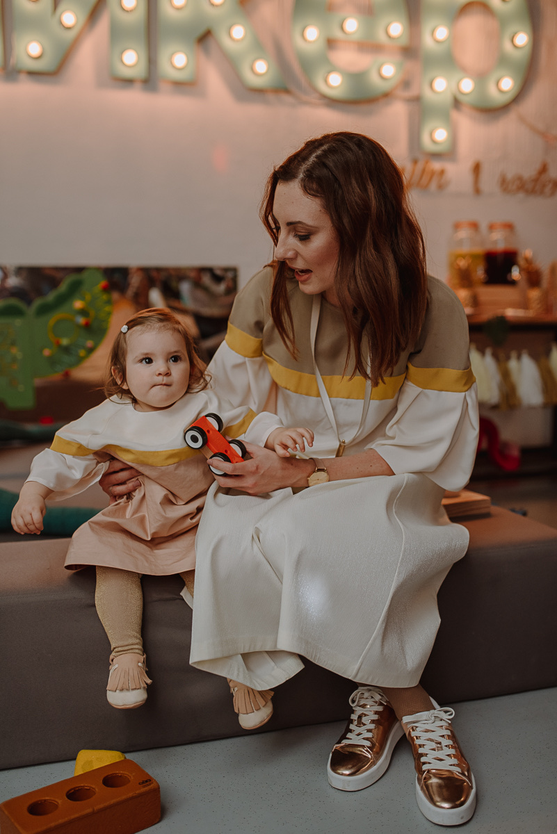 Beba u haljini sa monogramom i glitter čarapama