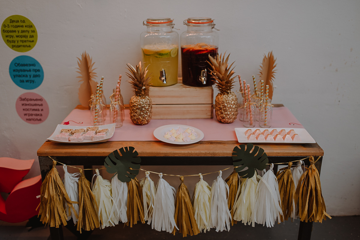 Sto sa slatkišima i tropskom dekoracijom — pun kadar