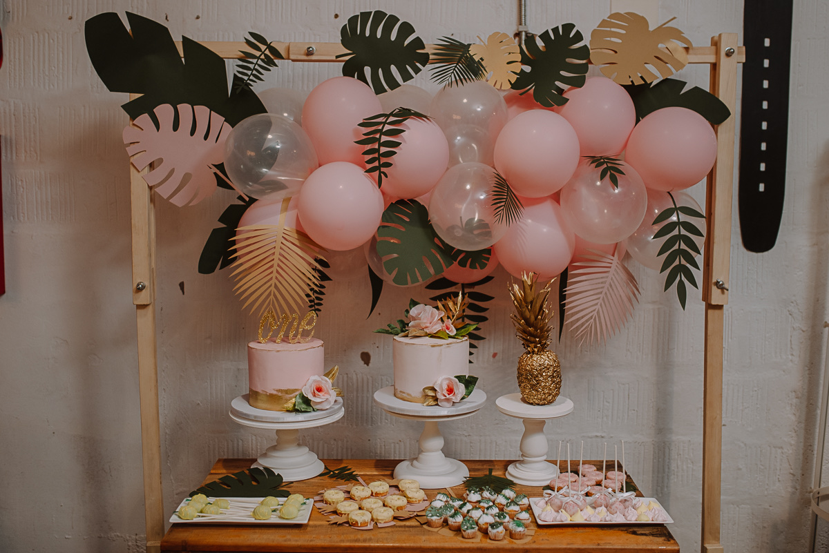 Baloni i zlatno lišće — dekorativni ugao izbliza