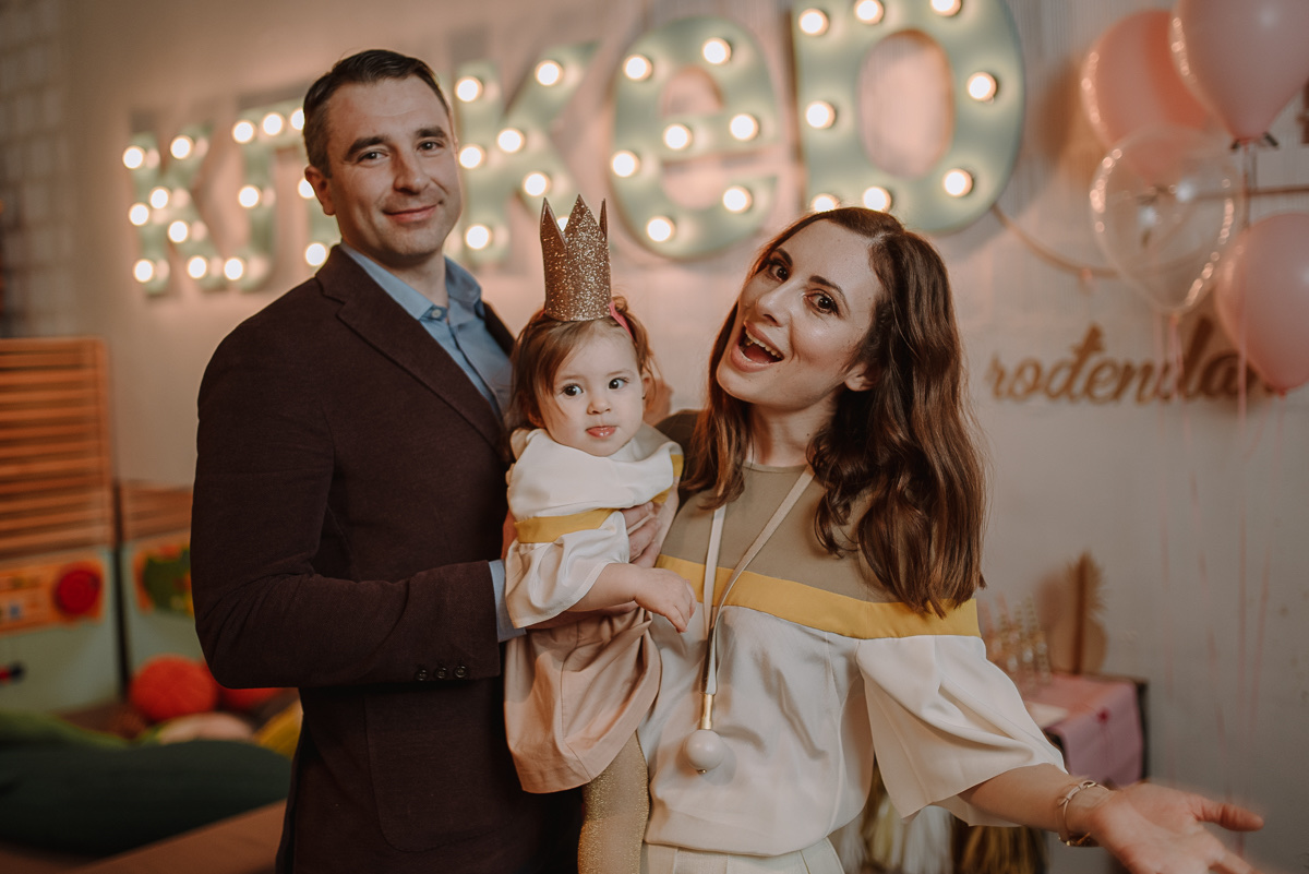 Porodica ispred natpisa — veseo kadar