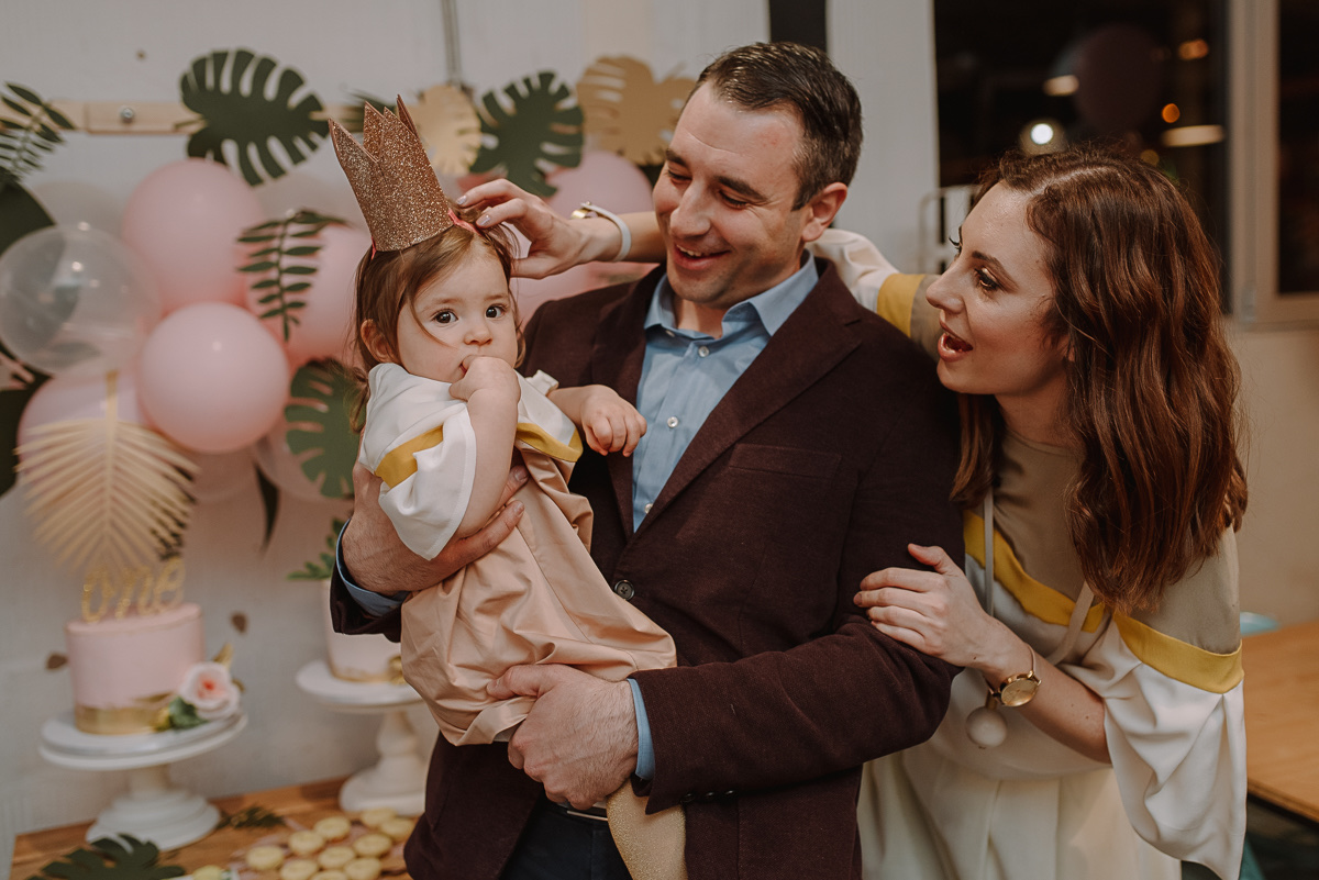 Mama i tata sa bebom — osmeh