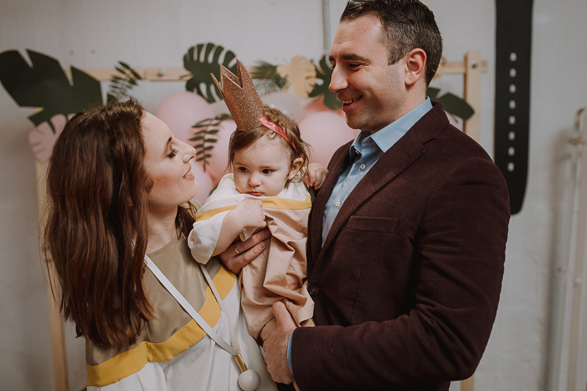 Krupni plan torte — ružičasta sa zlatnim lišćem i 'one' toperom