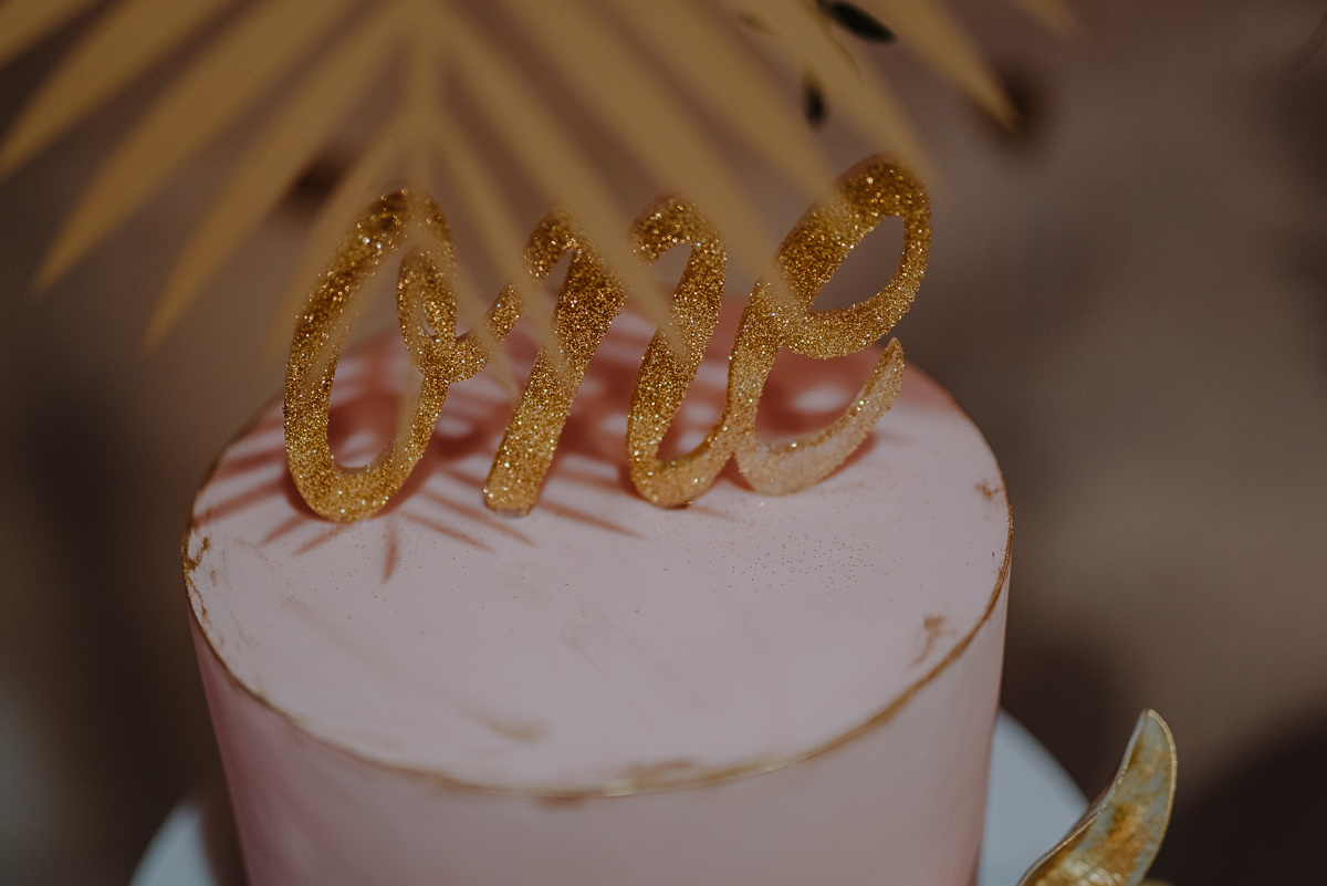 Torta izbliza — glitter 'one' toper, zlatne palme