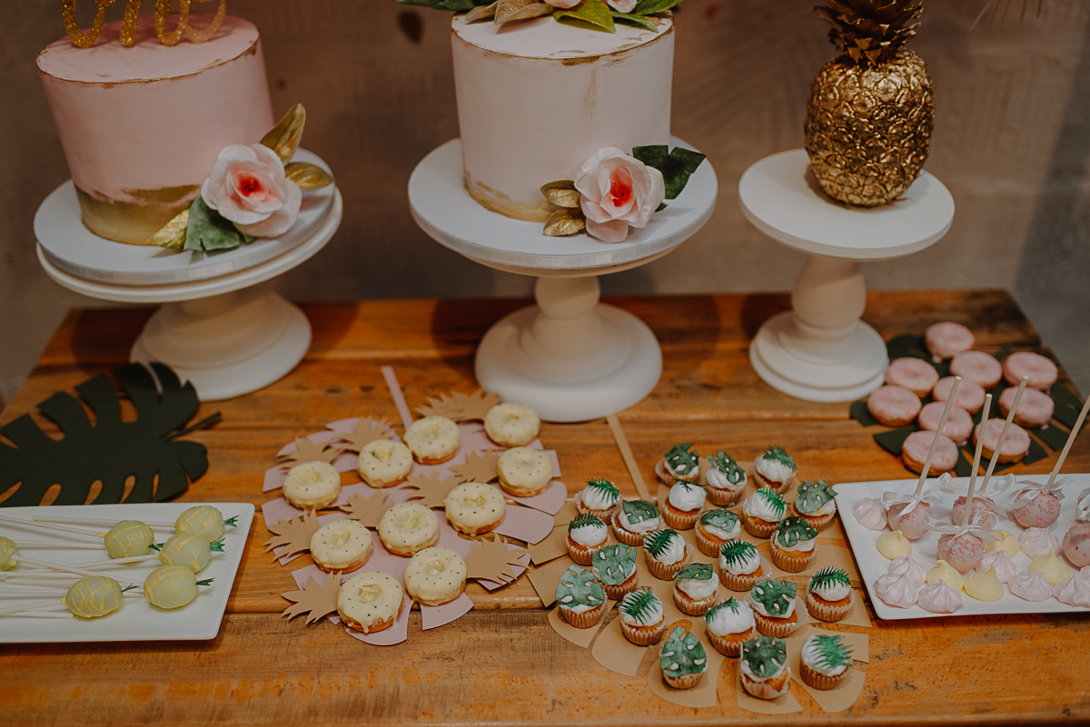 Detalj prstena i sata — zlatni detalji