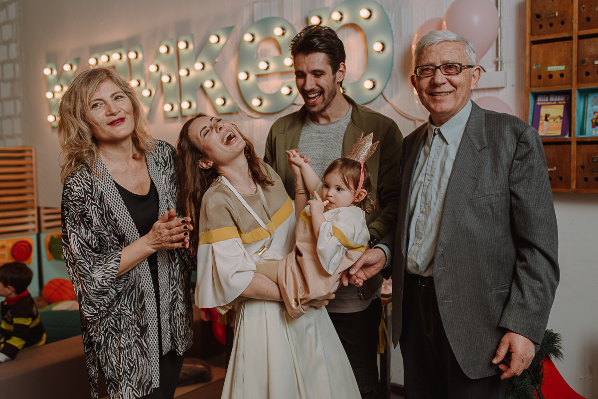 Porodica sa babom i dedom — smeh i radost ispred Kliker natpisa