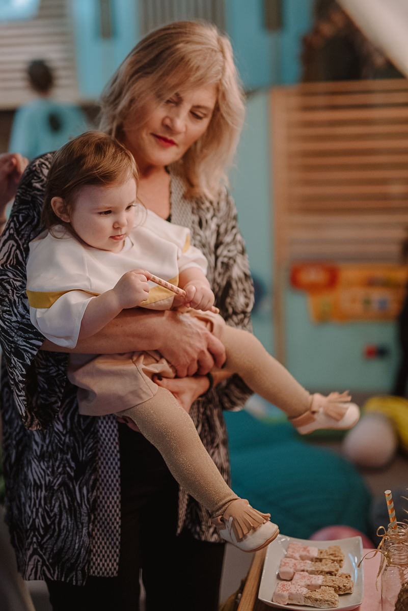 Beba u zagrljaju mame