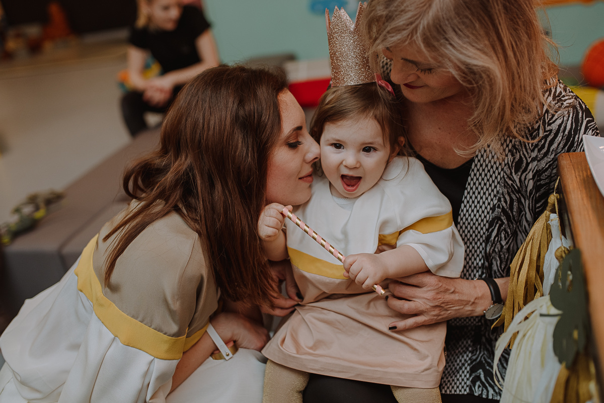 Beba jede tortu — smešan izraz