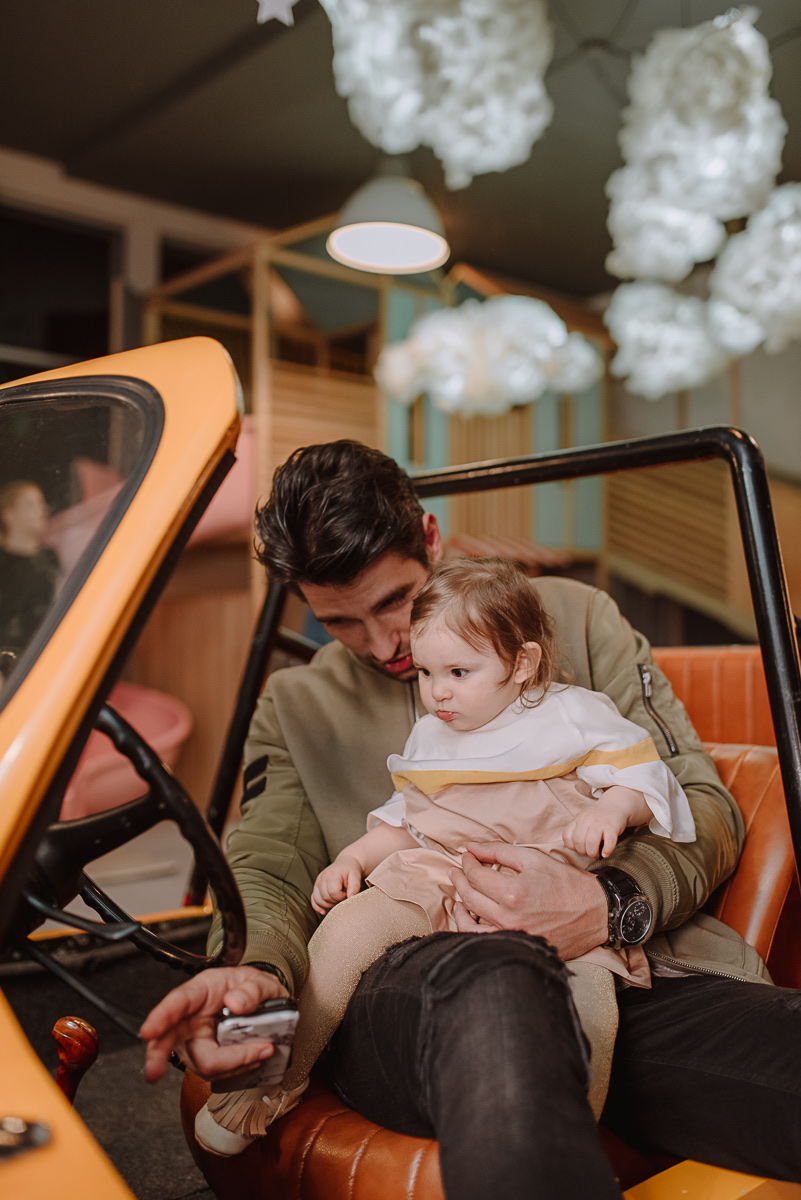 Tata sa bebom — nežan portret