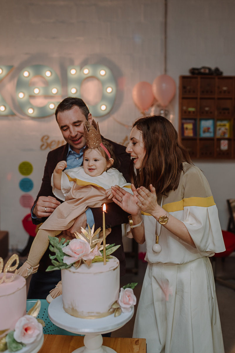 Beba sa krunicom — portret