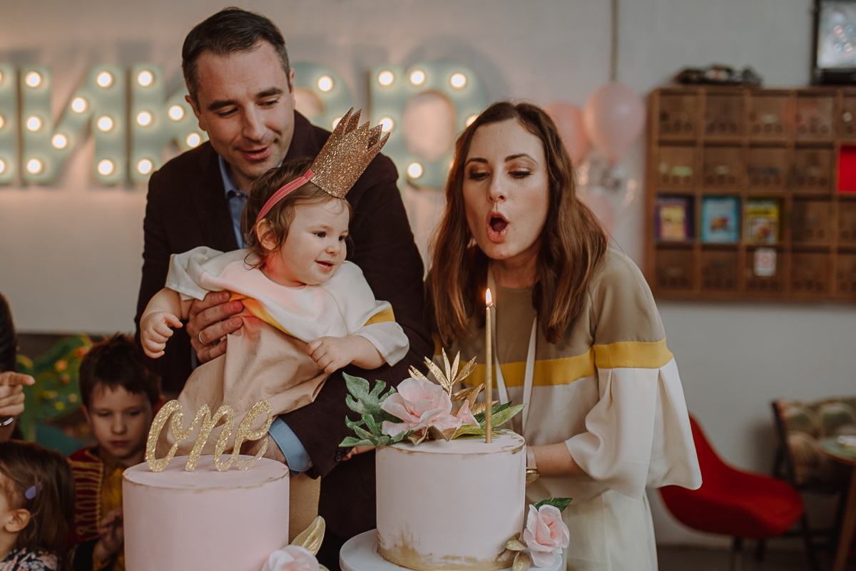 Porodica na trampbolini — radost i sloboda