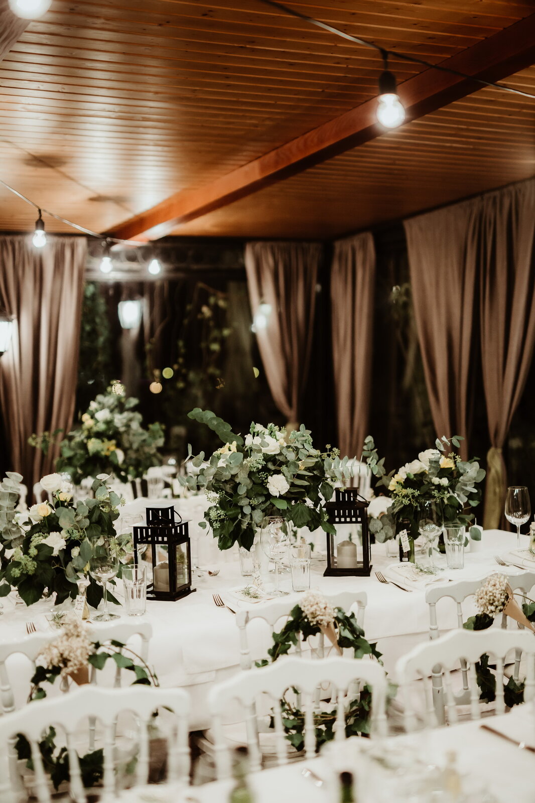 Cvetna dekoracija na večernjoj svečanosti