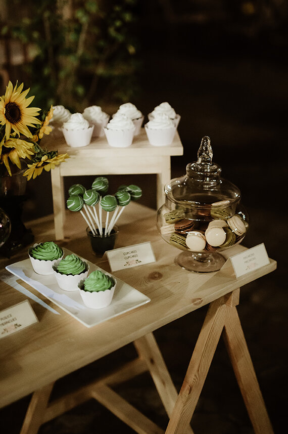 Cvetni aranžmani na stolu