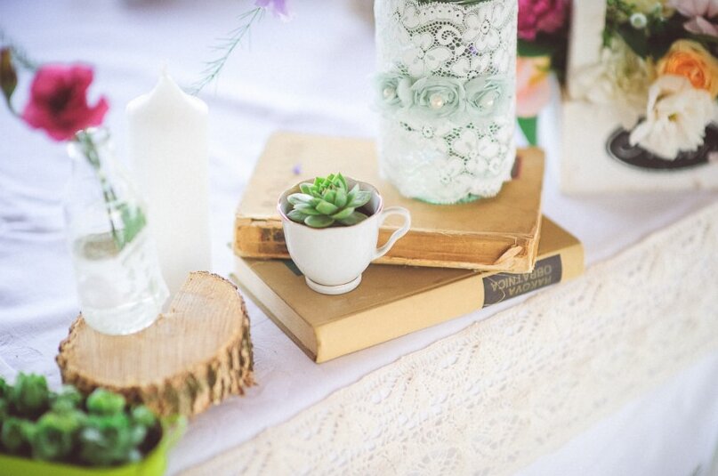 Priprema mlade — detalj venčanice u mekoj svetlosti