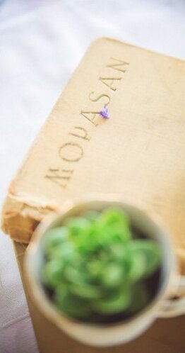 Mlada za toaletom — ogledalo, šminka, mirna jutarnja atmosfera