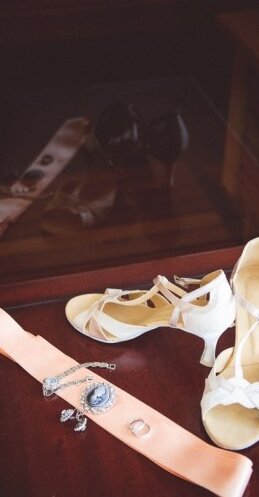 Cipele mlade — bijeli detalji u toploj svetlosti