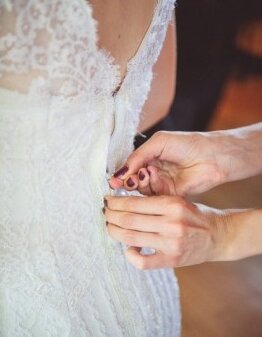 Sitni detalj — možda cvet ili privezak, intimate kadar