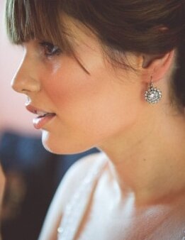 Portret mlade — nežan pogled, čipkasta venčanica