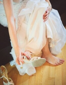 Mlada u punoj dužini — jednostavna elegancija