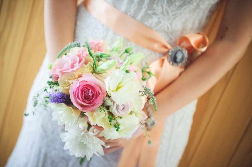 Detalji stajlinga — nakit, čipka, pudera