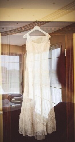 Mlada u venčanici — celovit stajling portret