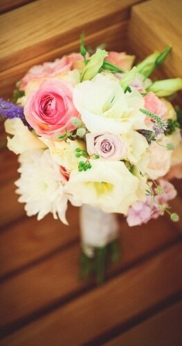 Venčanica u pokretu — svetlost pada na čipku